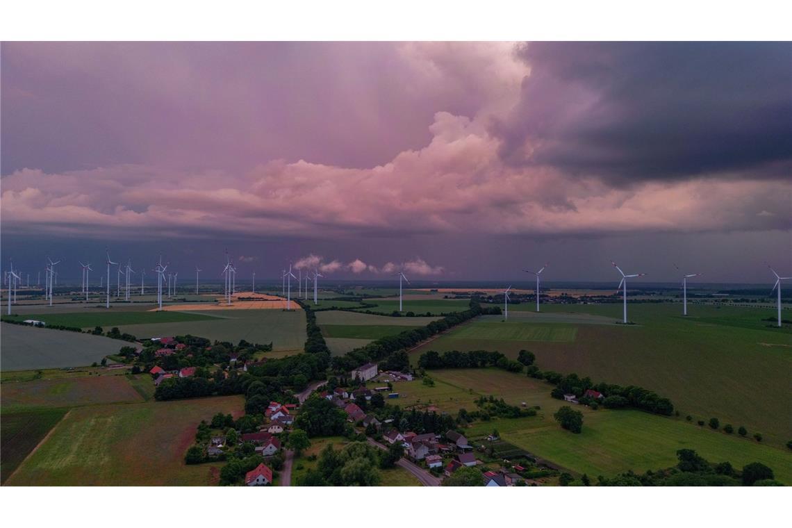 Heftiger Regen und Gewitter: Das Wetter bleibt auch in Brandenburg turbulent. Unterdessen kommt es im Süden Deutschlands zu schweren Überflutungen.