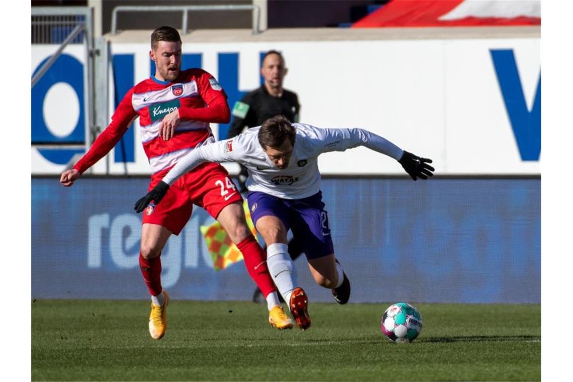 Trotz Elfmeter-Patzer: Heidenheim gewinnt 2:0 gegen Aue Heidenheims Christian Kühlwetter und Aues Sören Gonther (l-r.) im Duell um den Ball. Foto: Stefan Puchner/dpa