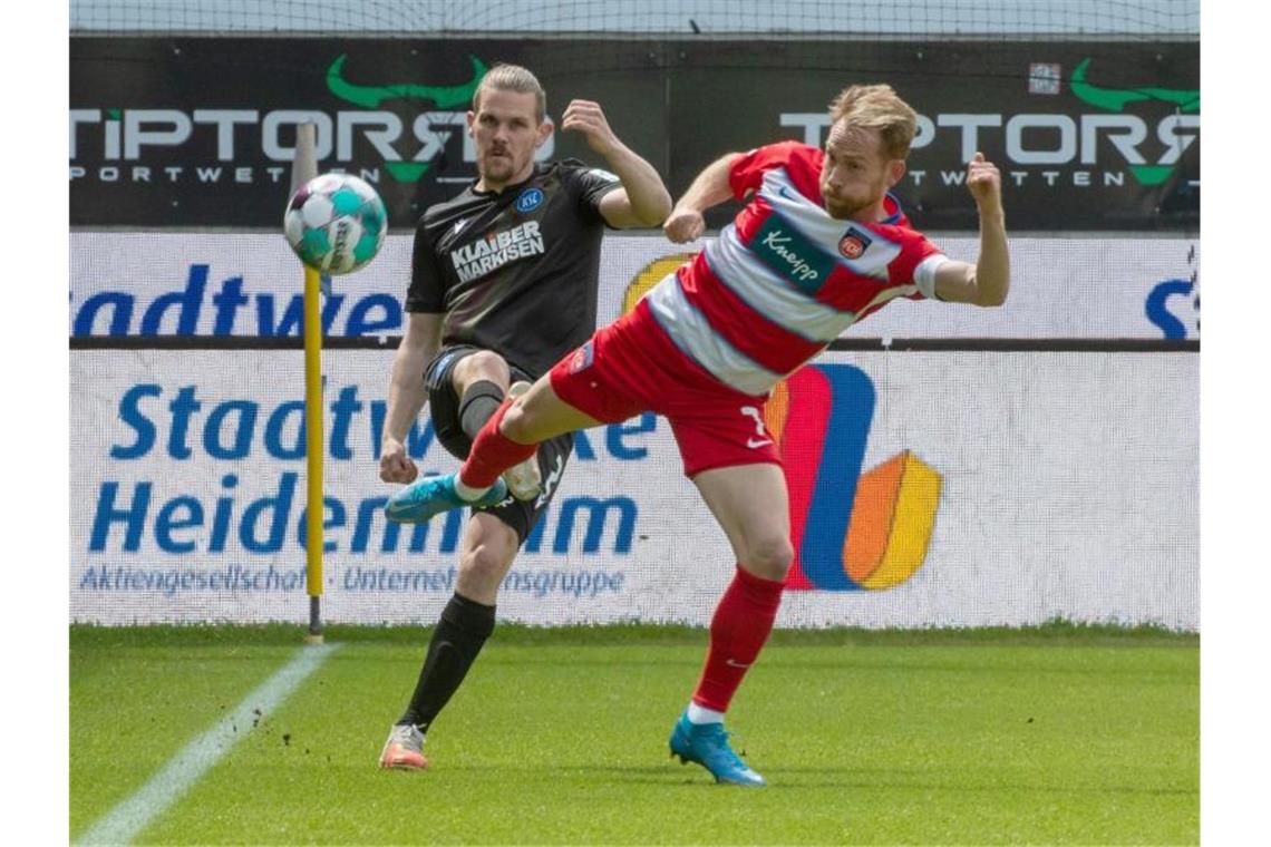 Heidenheim verliert bei Schnatterer-Abschied gegen den KSC Heidenheims Marc Schnatterer (r) und Karlsruhes Sebastian Jung kämpfen um den Ball. Foto: Stefan Puchner/dpa