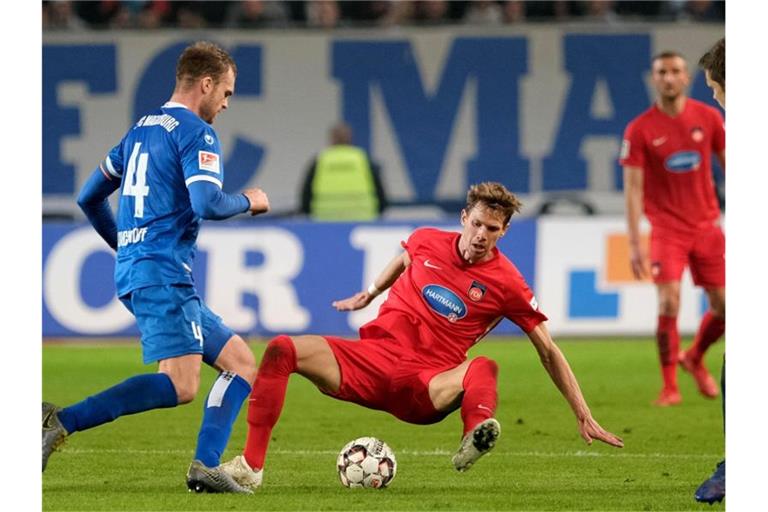 Heidenheims Maximilian Thiel (r) kämpft um den Ball. Foto: Peter Steffen/dpa/Archivbild