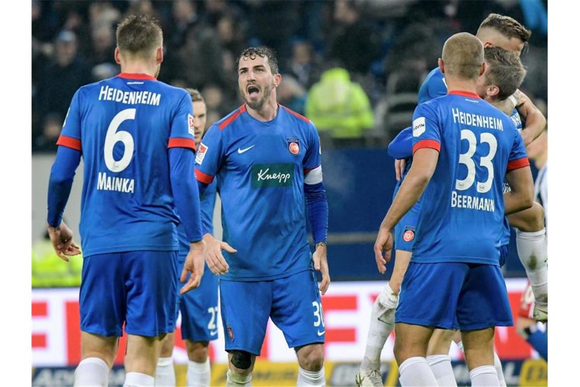 Dank Föhrenbach: Heidenheim schockt den Hamburger SV Heidenheims Patrick Mainka (l-r), Norman Theuerkauf und Timo Beermann feiern den Sieg. Foto: Axel Heimken/dpa