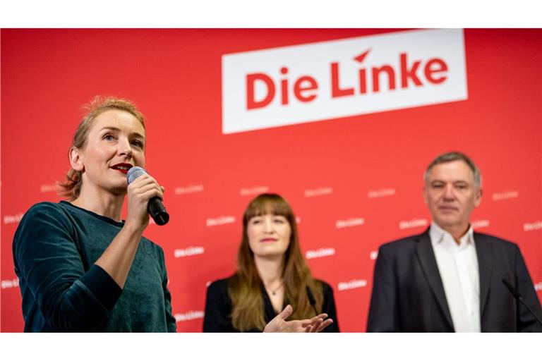 Heidi Reichinek (Mitte) und Jan van Aken treten für die Linke bei der Bundestagswahl an. Das gab die Parteivorsitzende Ines Schwerdtner (l.) bekannt.