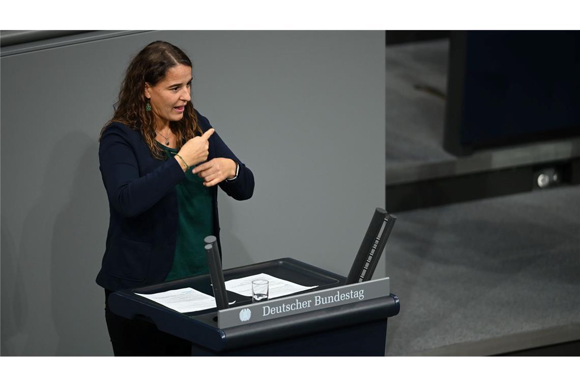 Heike Heubach (SPD) gebärdet eine Rede zur Wohnungspolitik