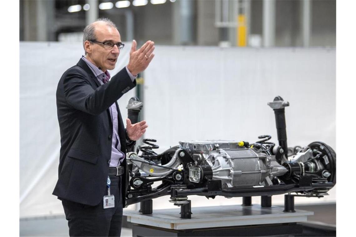 Heiko Schumann von VW erklärt die Funktionsweise des Elektroantriebs für die neue Elektroautoserie von VW. Foto: Sina Schuldt/dpa