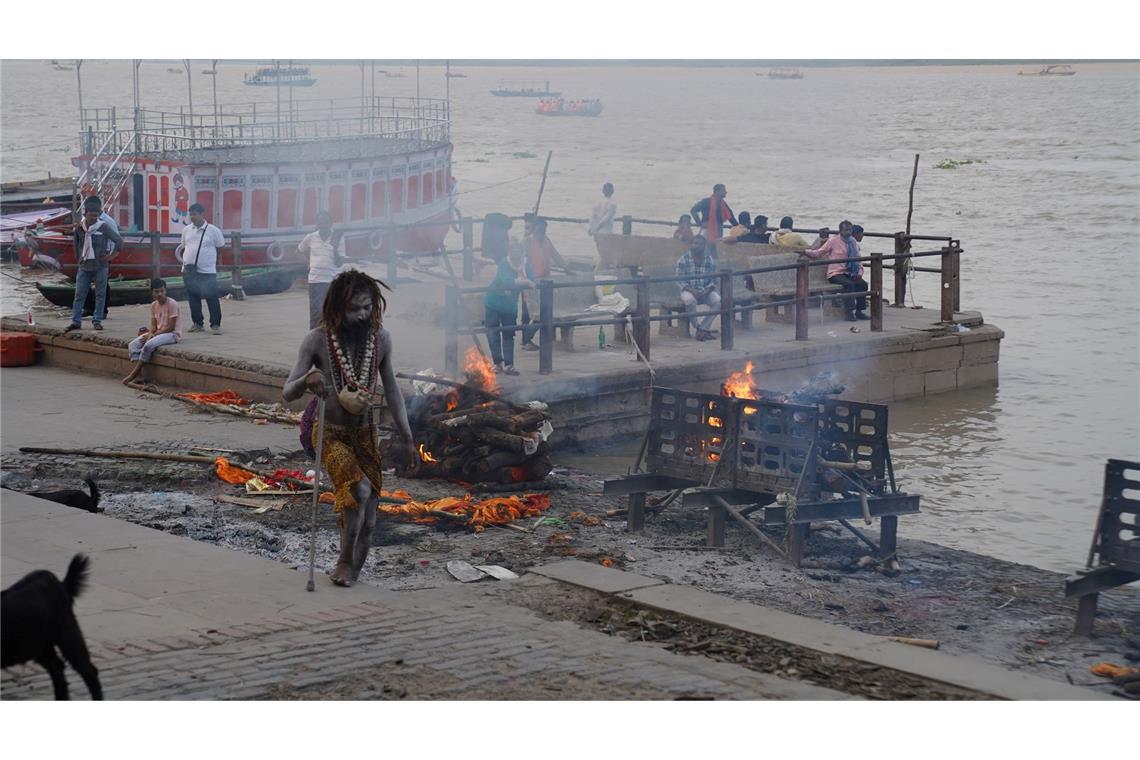 Heilige Männer beten beim Ganges für die Verstorbenen - und leben von Almosen.