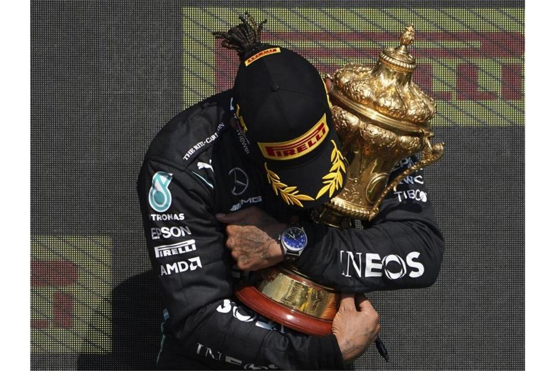 Die Lehren aus dem Großen Preis von Großbritannien Heimsieg mit Kritik: Lewis Hamilton feiert seinen Sieg in Silverstone. Foto: Jon Super/AP/dpa