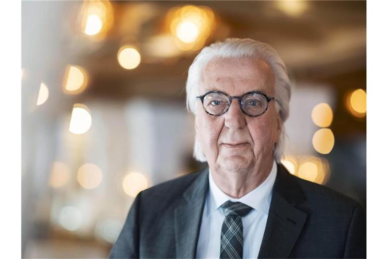 Heiner Finkbeiner, Seniorchef des Hotels „Traube Tonbach“, steht im Restaurant Silberberg. Foto: Uli Deck/dpa/Archivbild