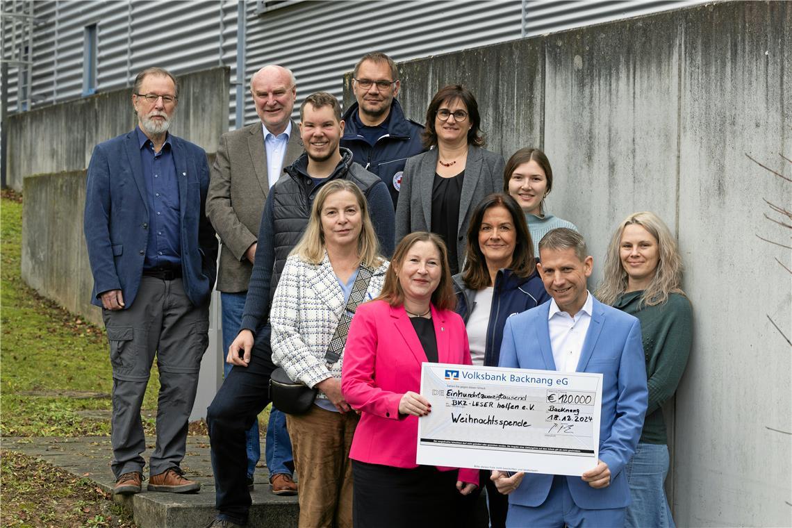 Heinz Franke (hinten von links), Michael Balzer, Thomas Rieker, Michael Budig und Natascha Bobleter mit Beate Ruoff, Regine Wüllenweber (vorne von links), Vanessa Binder, Lea Rupp, Kornelius Fritz und Andrea Beckmann bei der Übergabe des Schecks in einer symbolischen Höhe von 120.000 Euro. Die Spendenaktion läuft noch bis Mitte Januar weiter.