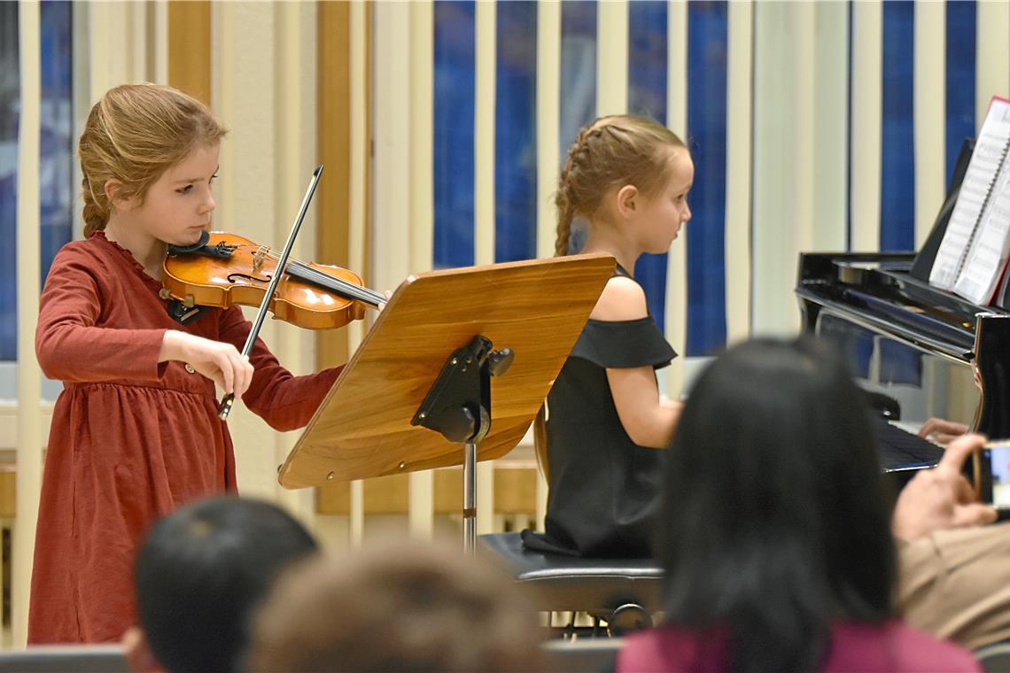 Helena Gunther aus Murrhardt an der Violine ist eine der jüngsten Teilnehmerinnen. Begleitet wird sie von Elisabeth Bali am Klavier. Foto: Tobias Sellmaier