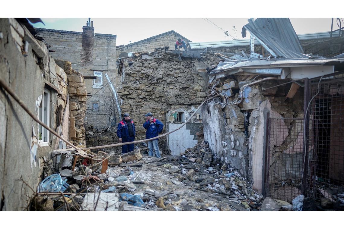 Helfer beseitigen nach einem nächtlichen Drohnenangriff auf Odessa Trümmer.