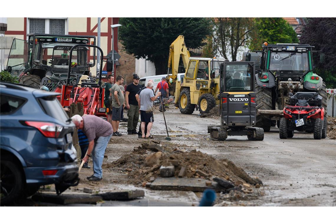 Helfer sind nach dem Unwetter in dem Trendelburger Stadtteil Gottsbüren im Einsatz.