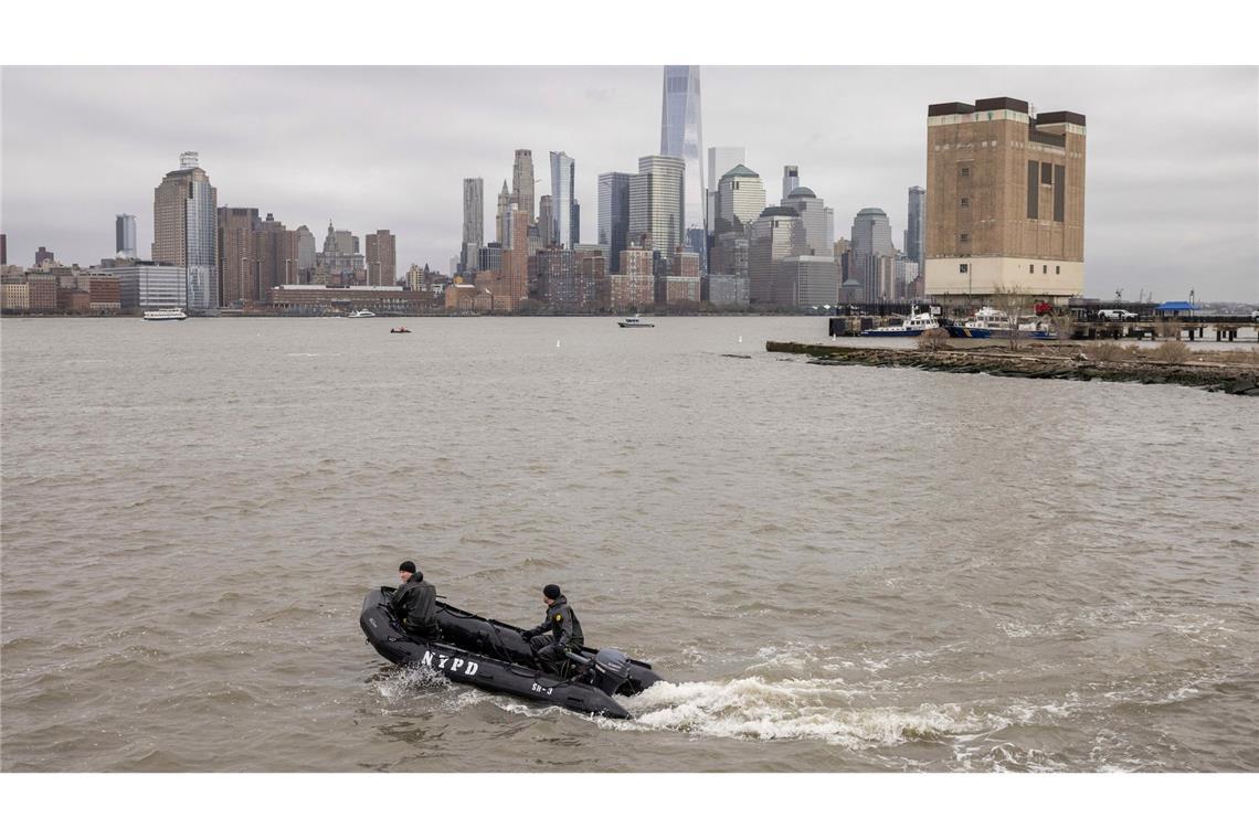 Nach Absturz: New Yorker Hubschrauber-Firma stoppt Flüge Helikopter gehören zum New Yorker Stadtbild, etwa 30.000 Flüge gibt es dort laut Branchenangaben pro Jahr.
