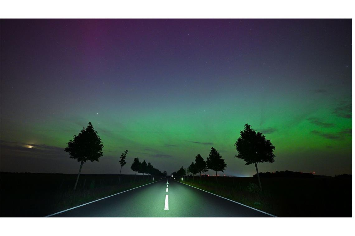 Hellgrün und ein wenig rötlich leuchten Polarlichter am Nachthimmel im Landkreis Märkisch-Oderland in Ostbrandenburg.