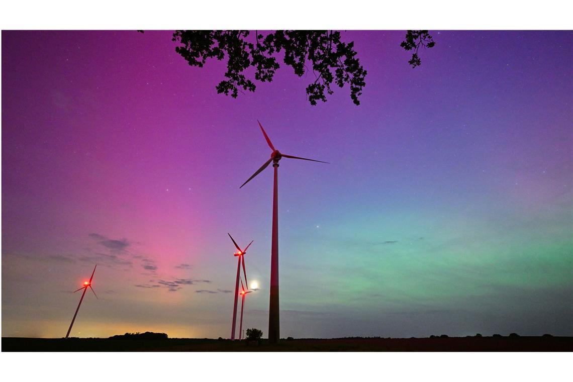 Hellgrün und violett-rötlich leuchten Polarlichter am Nachthimmel im Landkreis Oder-Spree in Ostbrandenburg.