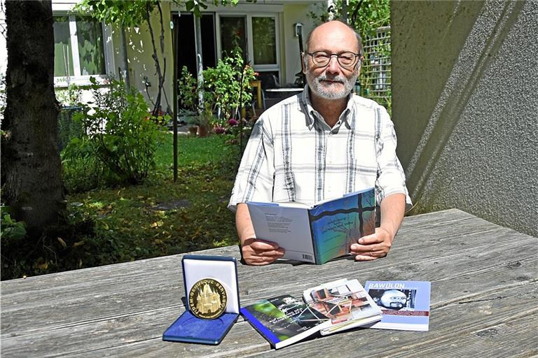 Hellmut Seiler in seinem Garten in Waldrems. Dieses Jahr ist der Lyriker bereits mit dem Siebenbürgisch-Sächsischen Kulturpreis ausgezeichnet worden. Foto: Tobias Sellmaier