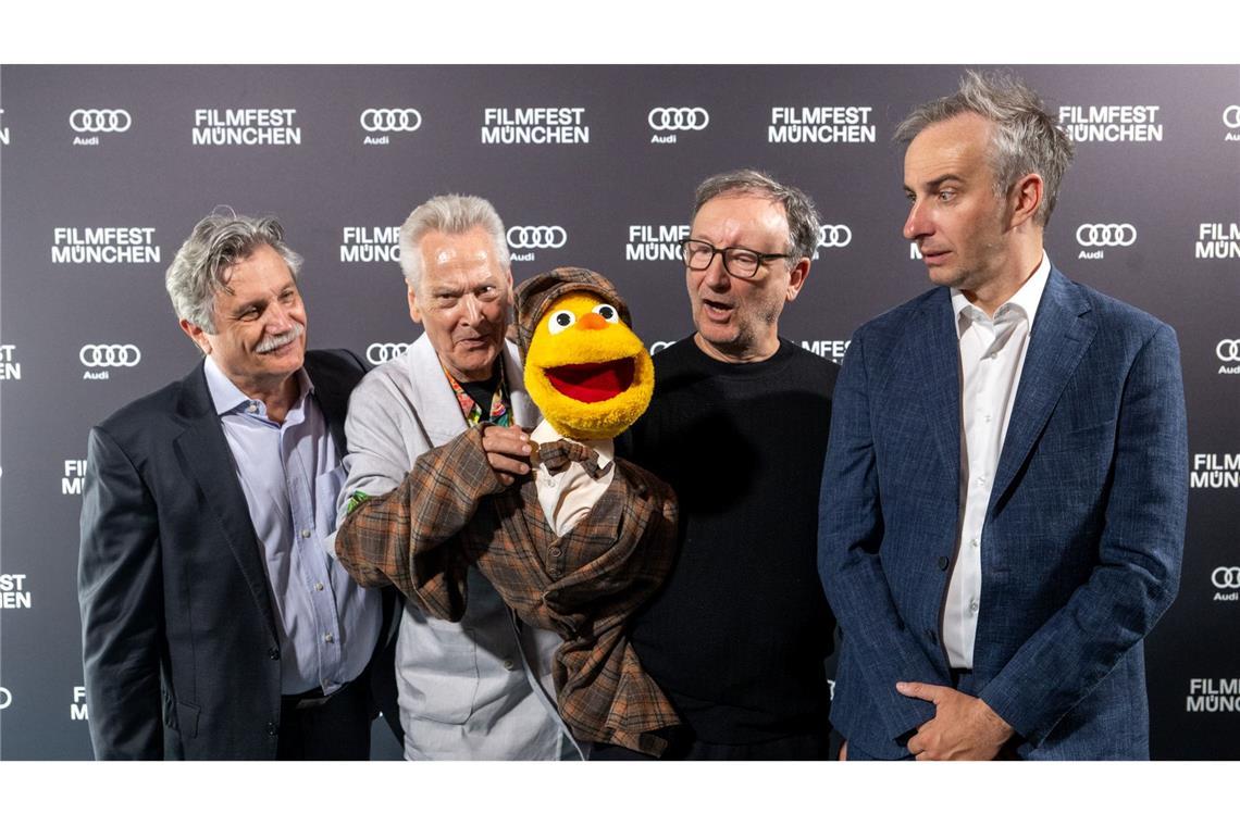 "Hello Spencer" - Filmpremiere: Drehbuchautor Jan Böhmermann (r) zusammen mit dem Puppenerfinder Winfried Debertin (l) und den Schauspielern Achim Hall (2.v.l) und Rainer Bock bei der Premiere im Arri-Kino.