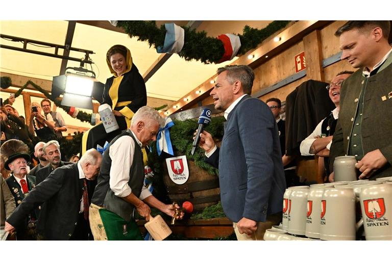 Helmut Huber ist beim Anzapfen ganz nah beim Oberbürgermeister.