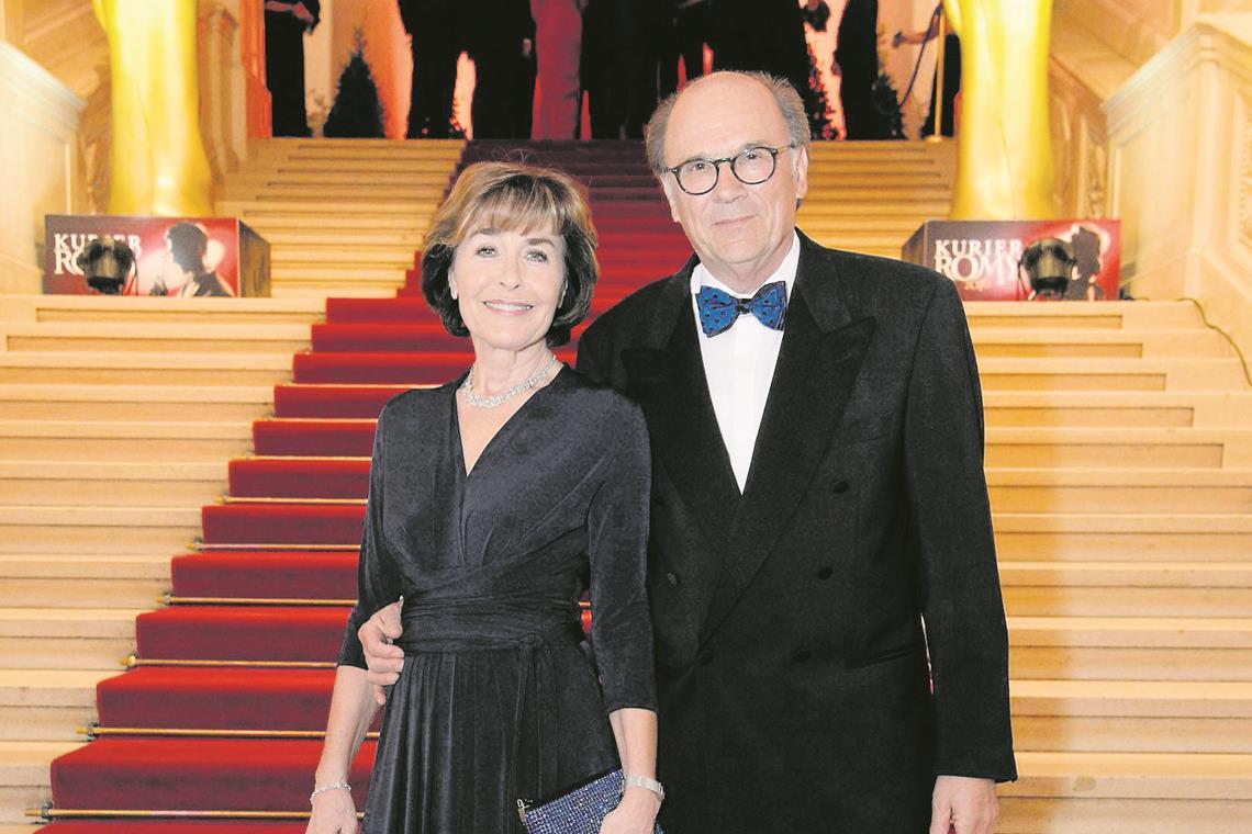 Herausgeputzt: Hannes Rieckhoff und seine Frau, die Schauspielerin Thekla Carola Wied, auf dem roten Teppich der 27. Romy-Gala im Jahr 2016. Archivfoto: Imago/Viennareport