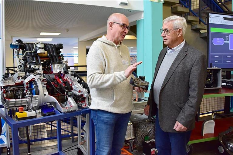 Heribert Gantner (links) und Adam Bauer haben in der gewerblichen Schule ganz unterschiedliche Schülergenerationen unterrichtet. Bauer berichtet von sehr motivierten Lehrlingen, während Gantner heute bei diesen oft die Begeisterung für Technik vermisst.Foto: Tobias Sellmaier