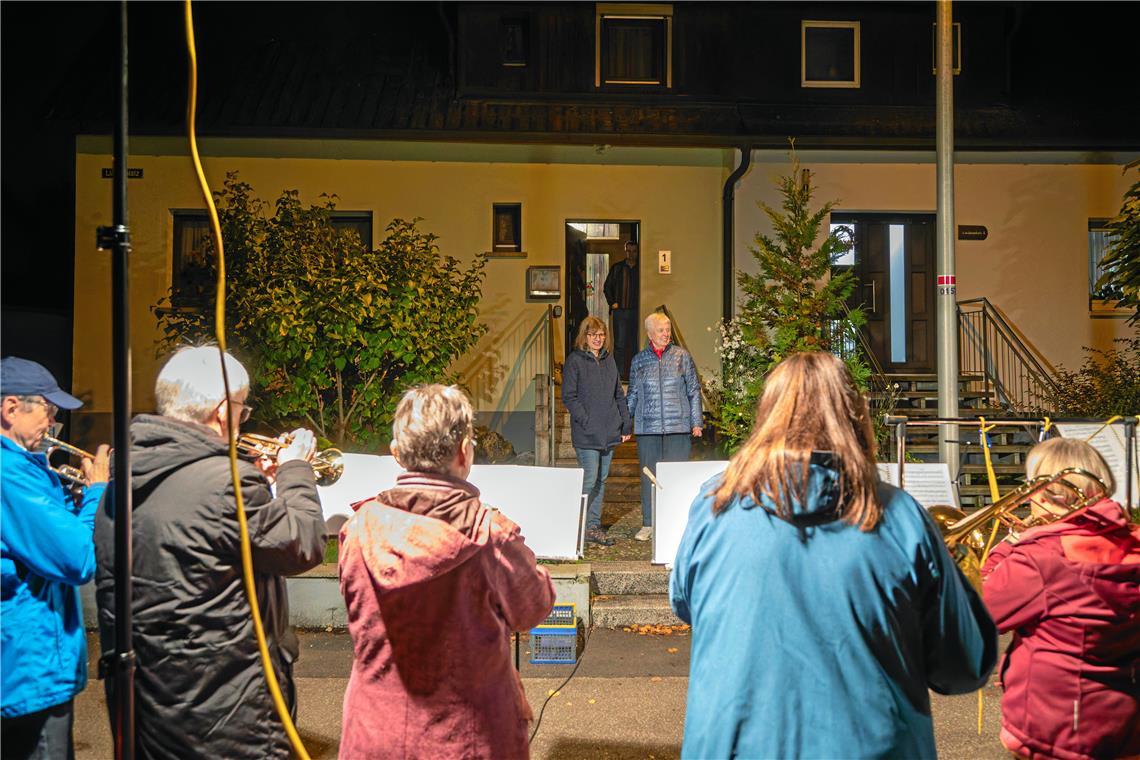 Herta Theiss (hinten rechts) freut sich über das Ständchen, das ihr der Posaunenchor zum 85. Geburtstag spielt. Foto: Stefan Bossow