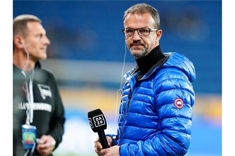 Herthas Geschäftsführer Fredi Bobic gibt ein Interview. Foto: Uwe Anspach/dpa