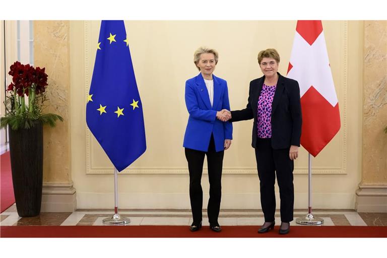 "Heute ist ein Tag großer Freude", sagte EU-Kommissionspräsidentin Ursula von der Leyen (l).