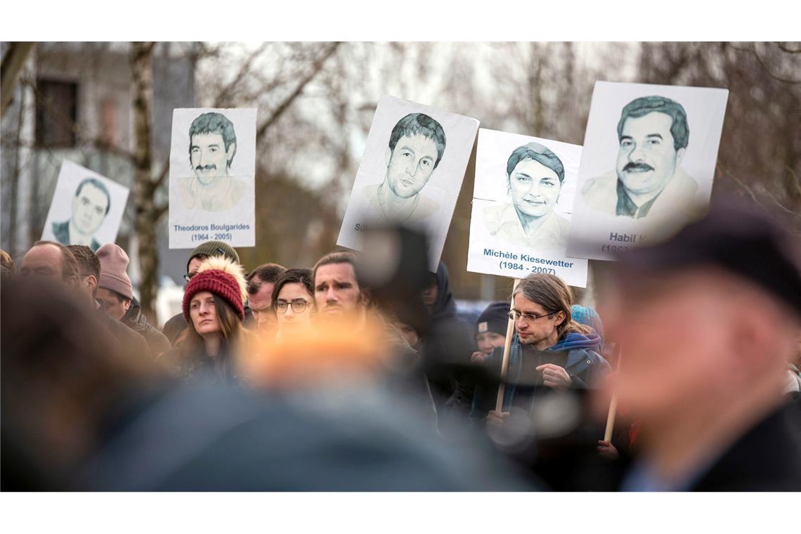 Heute vor 20 Jahren wurde Mehmet Turgut von der terroristischen Vereinigung Nationalsozialistischer Untergrund (NSU) in Rostock ermordet. Auf einer Gedenkveranstaltung wird an ihn und weitere Opfern des NSU erinnert.
