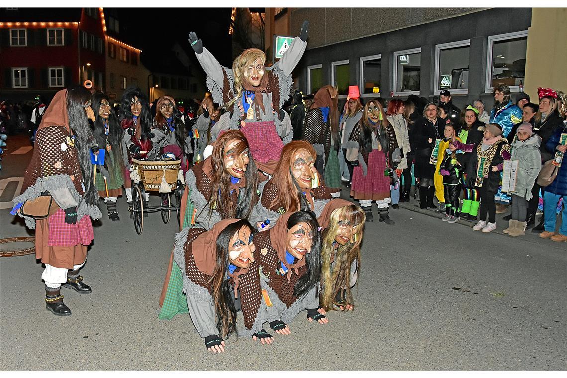 Hexenpyramide der Mühlenhexen aus Ilsfeld. Murreder Nachtumzug durch die Innenst...