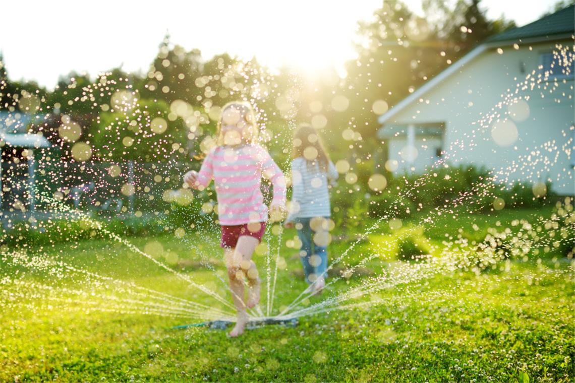 Hier finden Sie 25 Ideen, was Sie an heißen Tagen mit Kindern unternehmen können und worauf Kinder achten sollten.