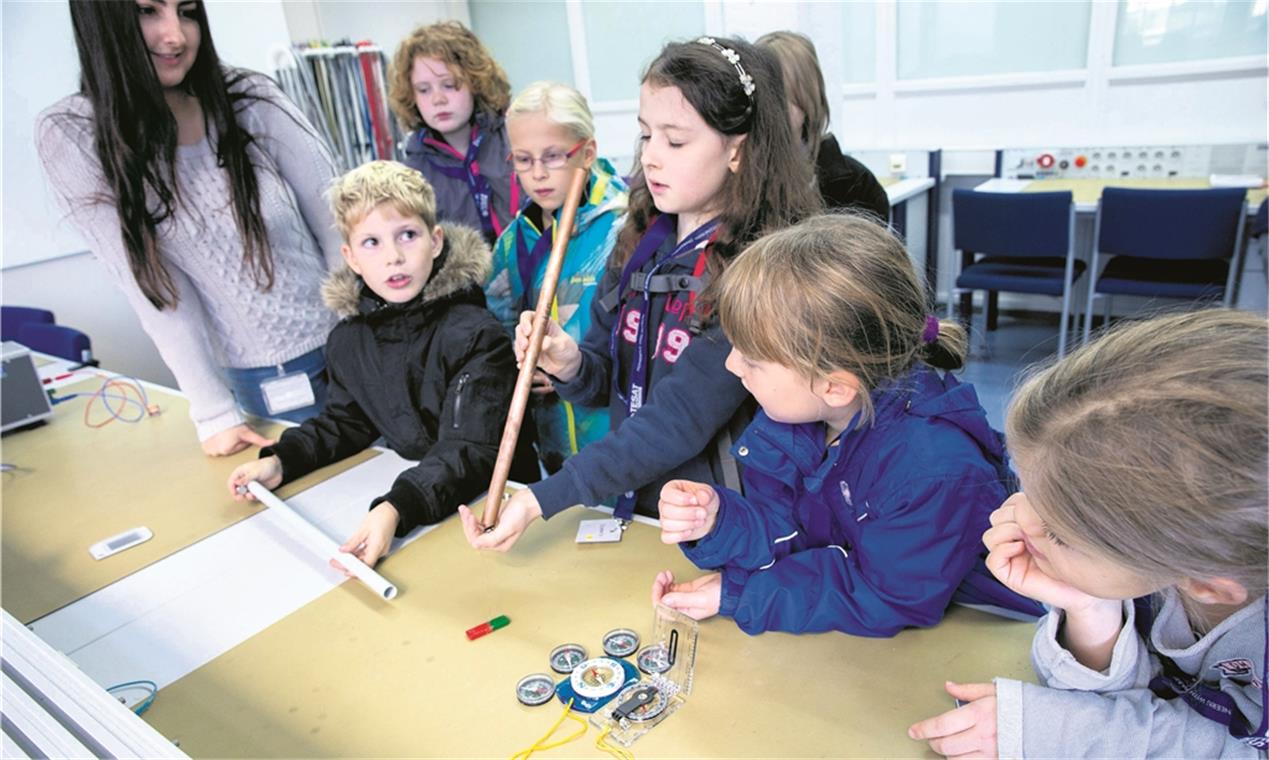 Die Kinderuni Plus geht neue Wege Hier geht es um Magnetismus: Kinderuni-Plus-Studenten experimentieren 2016 bei Tesat-Spacecom.