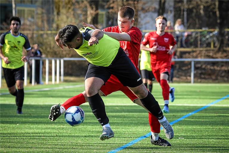 Hier ist Oberbrüdens Nikola Milenovic drauf und dran, den Murrhardter Yasin Enes Samdanli zu Fall zu bringen. Am Ende gehen die drei Punkte aber an den TSC. Foto: Alexander Becher