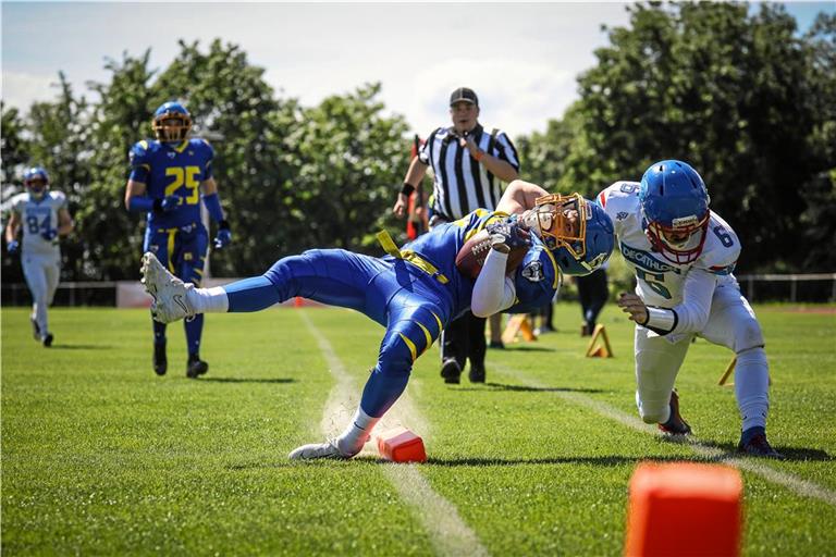 Hier werden die Backnang Wolverines (in Blau) gerade noch gestoppt, am Ende steht aber mit dem 23:6 gegen die Heilbronn Miners der erste Saisonsieg. Foto: Alexander Becher