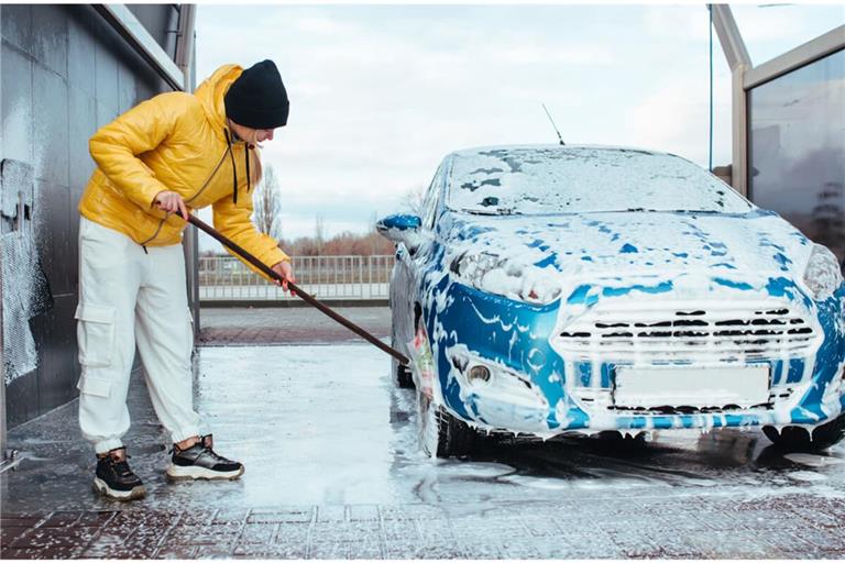 Hier zeigen wir Ihnen, worauf Sie achten müssen, wenn Sie Ihr Auto im Winter bei Minusgraden waschen möchten.