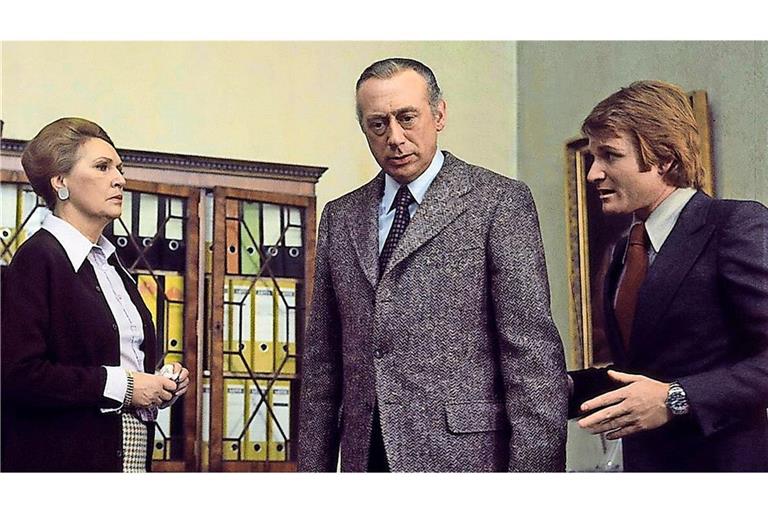 Hilde Weissner, Horst Tappert (Mitte) und Fritz Wepper in einer Szene der ersten Folge „Waldweg“ (1974) der Fernsehkrimiserie „Derrick“.