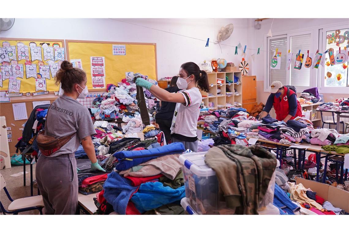 Hilfe und Spenden für die Flutopfer: Helfer sortieren Kleidung für die von den Überschwemmungen betroffenen Menschen in einer Schule im spanischen Valencia.