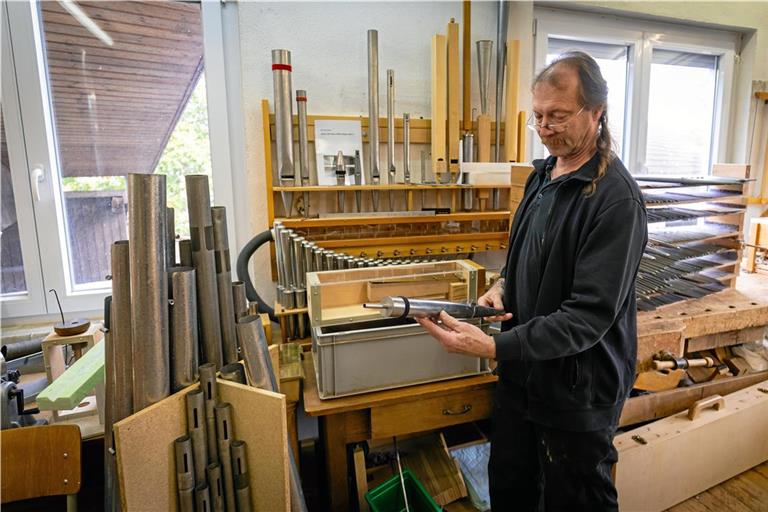 Hin und wieder arbeitet Friedrich Tzschöckel in seiner Werkstatt in Fautspach. Oft aber ist der 56-Jährige in Deutschland unterwegs, um Kirchenorgeln zu stimmen. Fotos: Alexander Becher