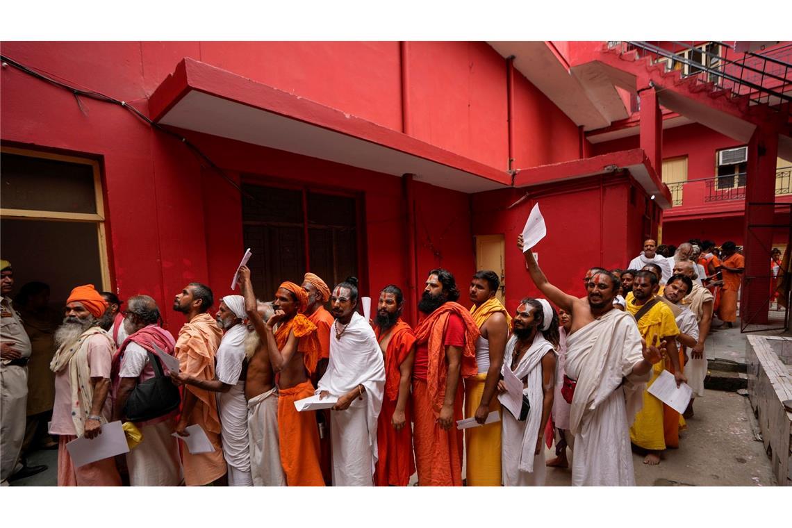 Hindus stehen in einer Schlange, um sich für die jährliche Pilgerfahrt zum Höhlenschrein von Amarnath anzumelden. Die jährliche Pilgerfahrt zur heiligen Amarnath-Höhle, die dem Hindu-Gott Shiva geweiht ist, soll dieses Jahr am 29. Juni beginnen.