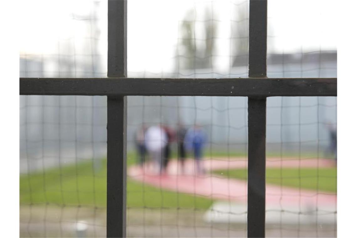 Rund 3500 Häftlinge in Baden-Württemberg sind wahlberechtigt Hinter einem Gitter laufen Gefängnisinsassen der JVA Stuttgart-Stammheim über einen Gefängnishof. Foto: Daniel Naupold/dpa/Archivbild