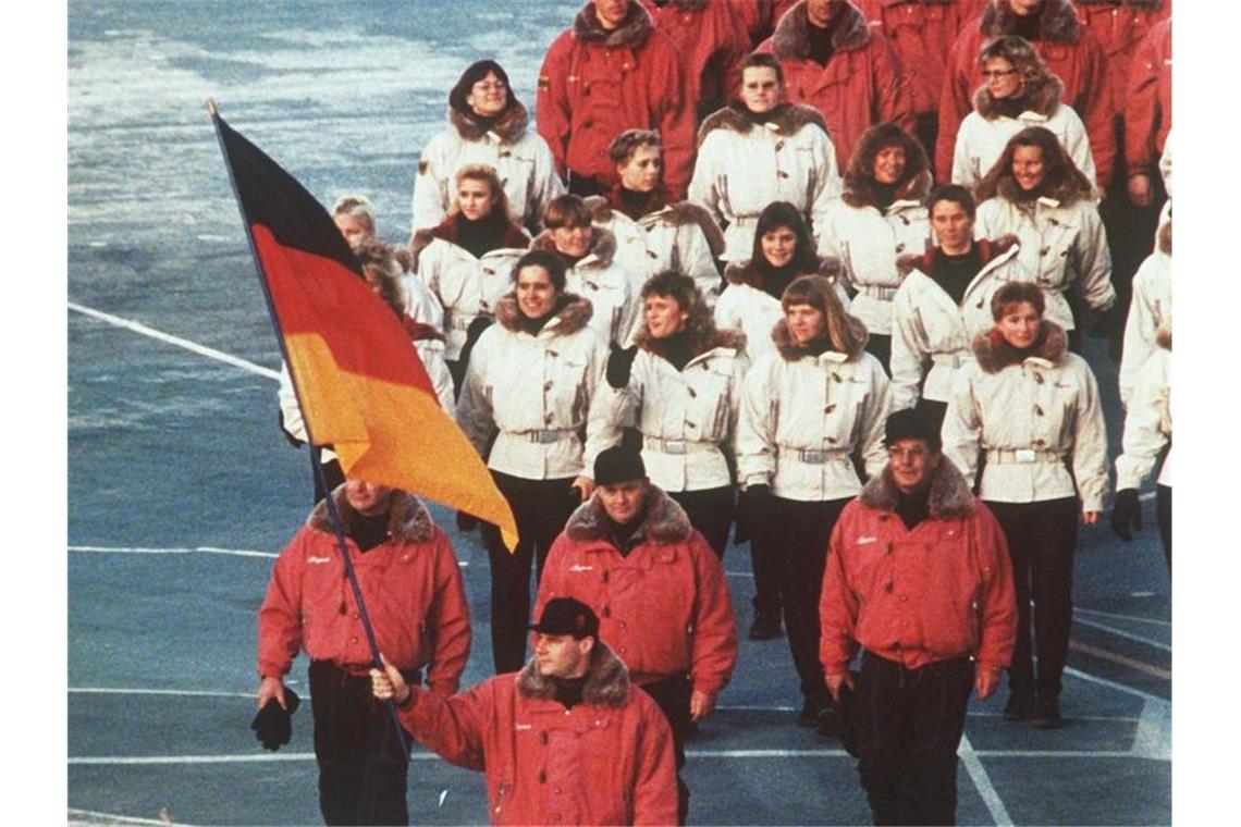 Die Vorfreude der Fahnenträger-Anwärter Hinter ihrem Fahnenträger zieht die deutsche Mannschaft 1992 in das Stadion von Albertville ein. Foto: Rolf Haid/dpa