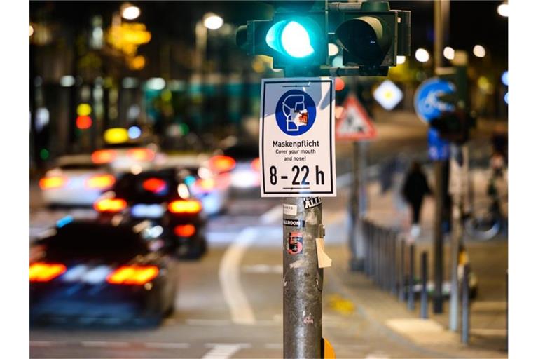 Hinweisschild auf die Maskenpflicht in Frankfurt am Main. Foto: Andreas Arnold/dpa