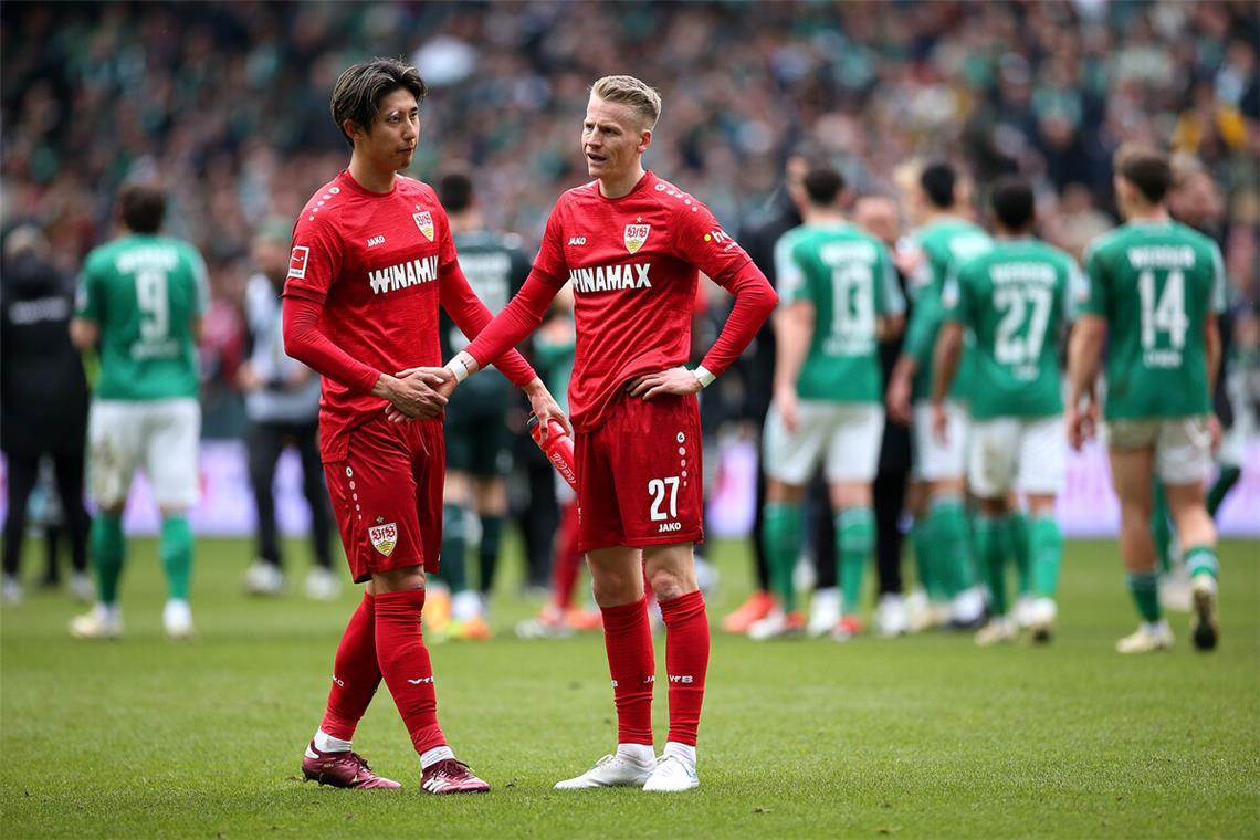 Hiroki Ito und Chris Führich – Enttäuschung nach dem 1:2 des VfB Stuttgart beim SV Werder Bremen.