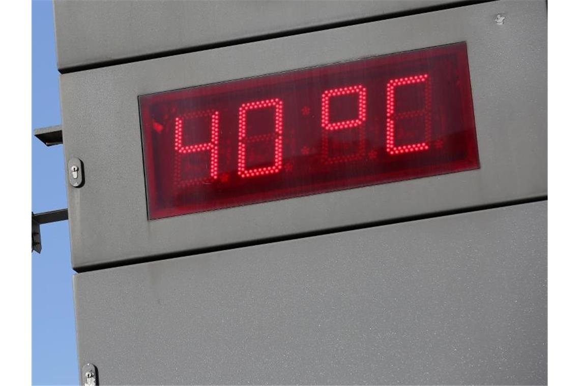 Flammender Appell aus Davos: Klimawandel als größtes Risiko Hitze in Hamburg: Am S-Bahn-Eingang Jungfernstieg zeigt eine digitale Temperaturanzeige 40 Grad Celsius an. Foto: Bodo Marks/dpa