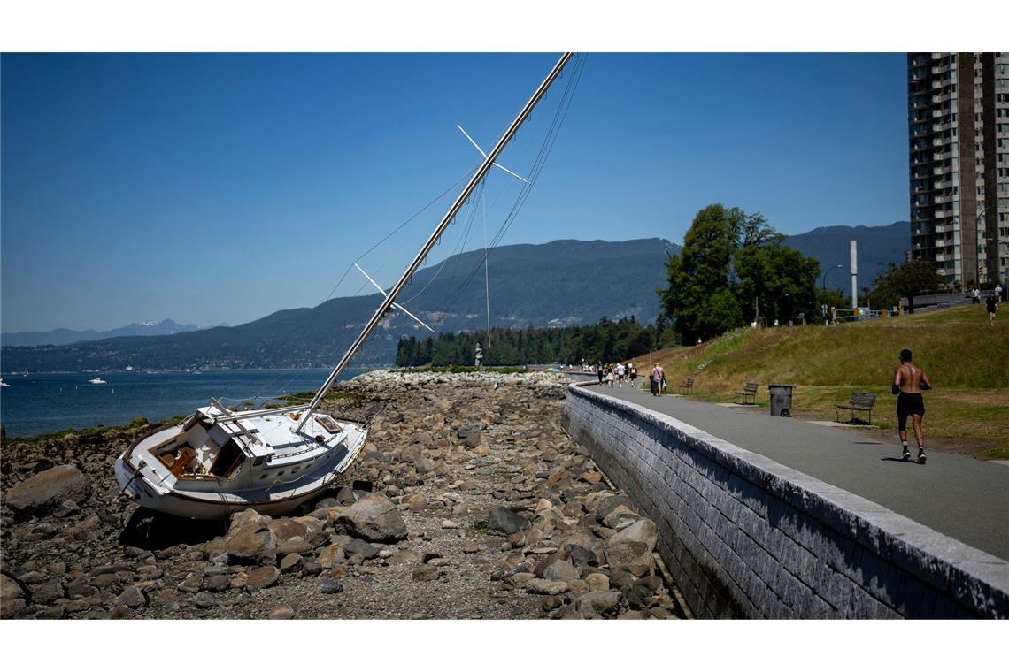 Hitzewelle in Kanada: Ein Jogger läuft in kurzer Hose und ohne Hemd an einem gestrandeten Boot in Vancouver, British Columbia, vorbei. Für den Großraum Vancouver wurde eine Hitzewarnung wegen erhöhter Temperaturen ausgesprochen.