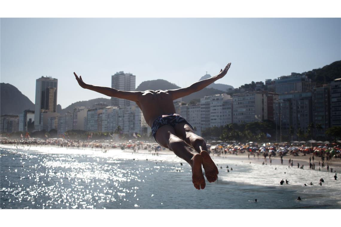 Hitzewelle in Rio de Janeiro: Ein Mann springt ins Meer am Strand Leme.