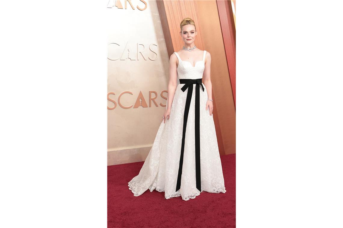 Hmm? Seit kurzem ist Sarah Burton (lange Zeit bei Alexander McQueen) Chefdesignerin bei Givenchy – und Elle Fanning trug zu den Oscars eine ihrer ersten Kreationen für die Franzosen. Allerdings wirkt die weiße Robe durch die Spitze sehr Brautkleid-lastig. Retten kann das auch die schwarze Schleife nicht.