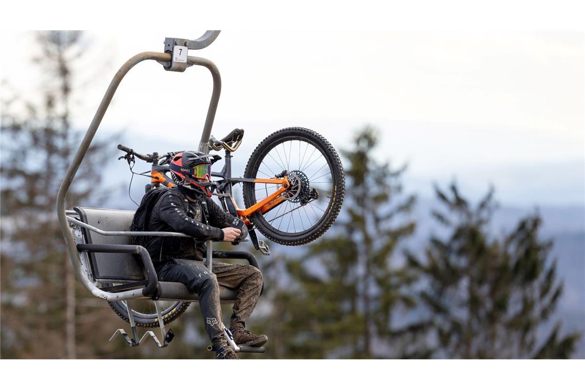 Hoch geht's mit dem Lift, die Abfahrt dann auf dem Rad: Auf dem Fellberg in Thüringen bietet der Bikepark vier Haupttrails mit unterschiedlichen Anforderungen.