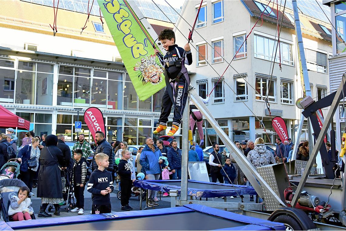 Hoch hinaus auf dem Trampolin im Biegel. 