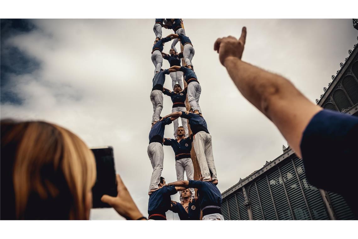 Hoch hinaus: Die "Capgrossos de Mataro" bauen einen menschlichen Turm während der "Diada Castellera".