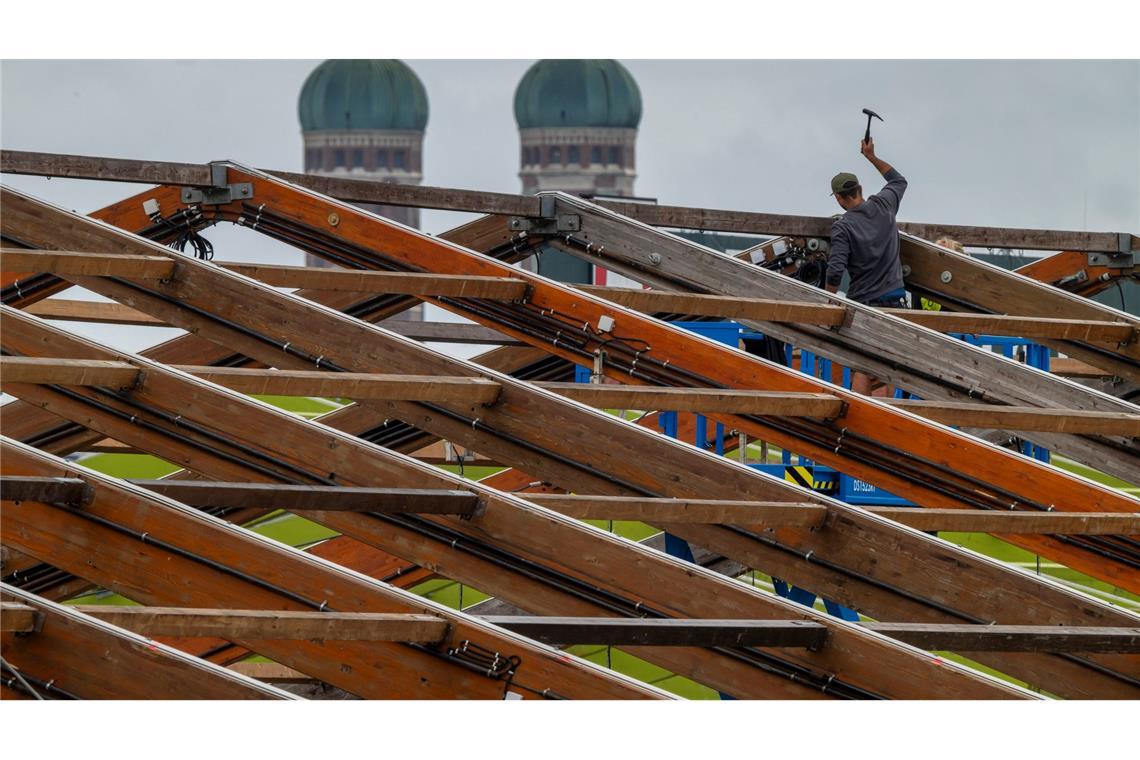 Hoch hinaus für die Vorbereitungen zum Oktoberfest: ein Bierzelt wird auf dem Oktoberfestgelände auf der Theresienwiese aufgebaut.