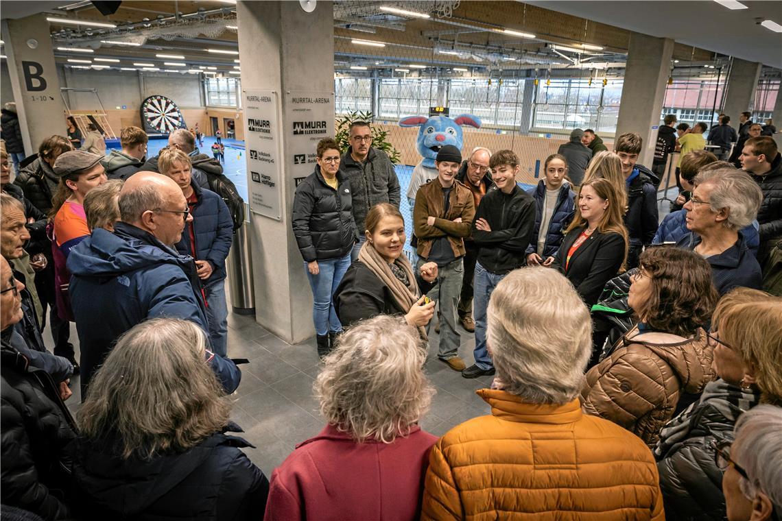 Hochbauamtsleiterin Inka Föll führt die Besucher durch die neue Halle. 